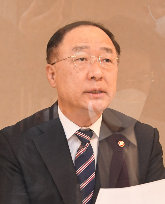 홍남기 부총리 겸 기획재정부 장관이 10월 27일 서울 광화문 정부서울청사에서 열린 '제32차 부동산시장 점검 관계장관회의'를 주재, 모두발언을 하고 있다. <기획재정부 제공>